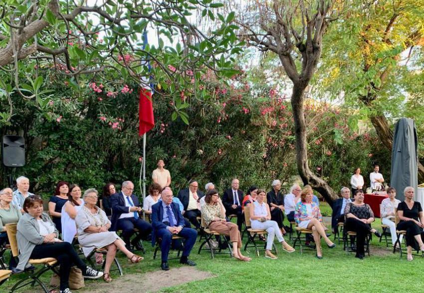 Invités lors de la réception pour la remise des insignes de Chevalier de la légion d'honneur à Avner Shalev